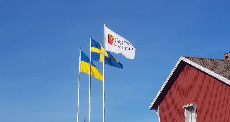Tre flaggstänger med Ukrainas, Sveriges respektive Gagnefs flaggor hissade