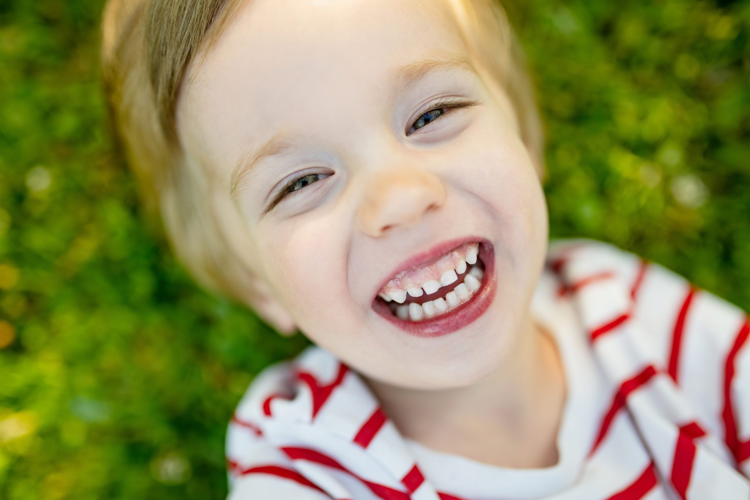 Ett barn som ler