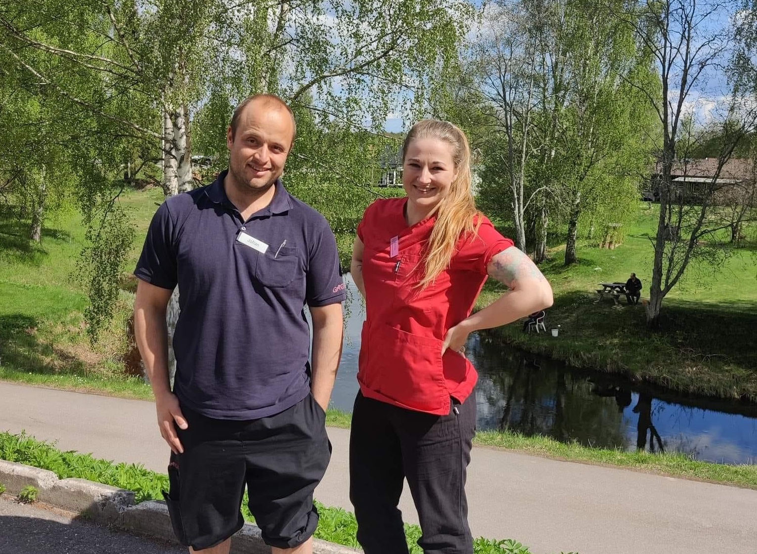 Leende man och kvinna med träd i bakgrunden